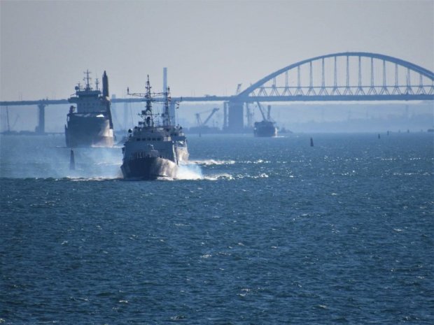 Два судна охватило пламя в Керченском проливе: люди прыгают в море, спасатели не успевают