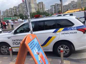 У Хмельницькому "синій" неадекват втік від лікарів з ножем у спині - тягли до лікарні за ноги