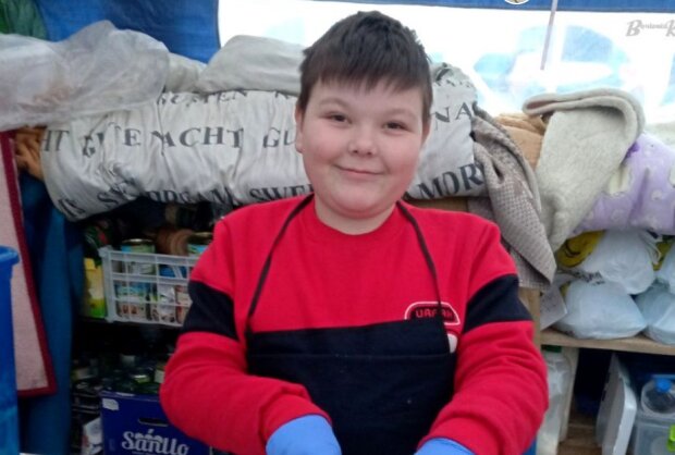 9-летний Володя из Киева готовит обеды защитникам под открытым небом