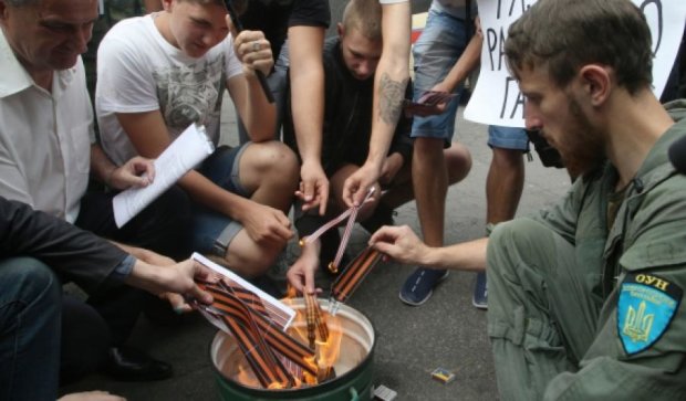 "Раздавім рашысцкую гадзіну": под посольством Беларуси сожгли георгиевские ленты