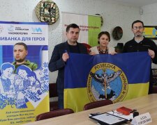 Дитячі молитви у кожному стібку: у Києві розпочали вишивати оберіг для Кирила Буданова