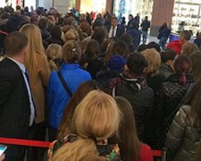 Жертви моди: черги, в яких стоять три доби (фото)