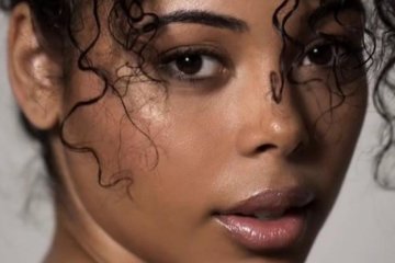 Модель plus-size показала крошечное бикини на разгоряченном теле