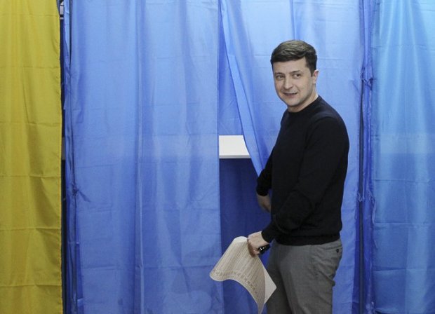 Зеленский проголосовал на выборах вместе с первой леди: фото
