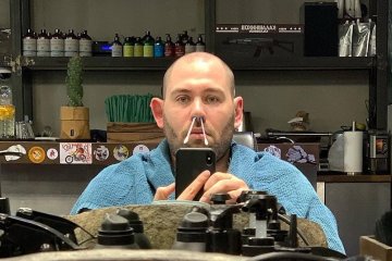 Слепаков сравнил полных женщин с хрюшками: оскорблял с набитым ртом и тортом в руках