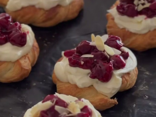 Слойки з вишнями, кадр з відео