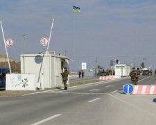 Вибухи та пожежі: путінські орки продовжують бомбити Новотроїцьке