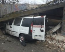 На Львівщині автомобіль влетів у зупинку