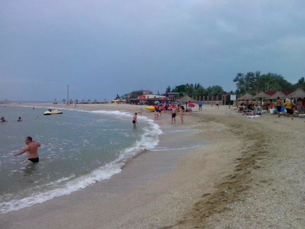 Поліція безсила, батьки б'ють на сполох: нудисти окупували пляж перед дитячим санаторієм