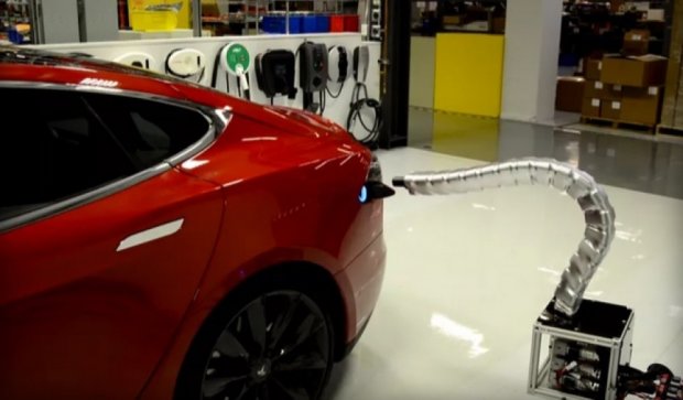 Tesla продемонстрировала автоматическую зарядку для электрокаров (видео)