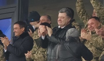 Трибуни освистали Порошенко на матчі з "Динамо" (відео)