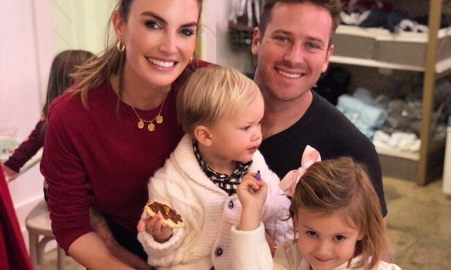 Арми Хаммер и Элизабет Чэмберс с детьми, фото с Instagram