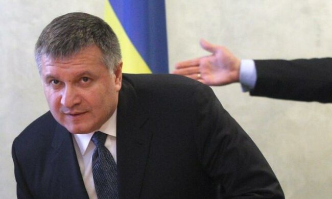 Не міністерське життя Авакова вилізло назовні