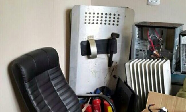 На Печерске нашли кровавые щиты Евромайдана и георгиевские ленточки