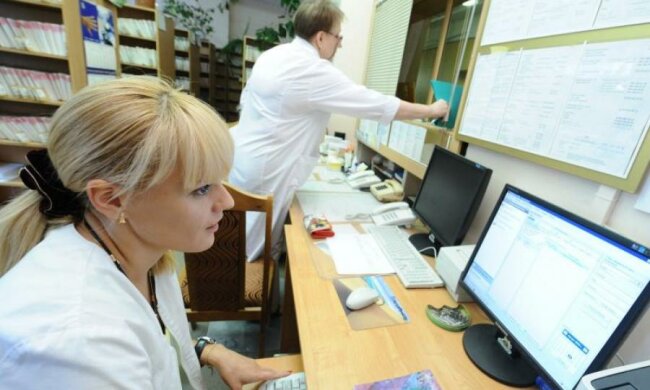 Медреформа, призыв в армию и поездки за границу: что ждет украинцев в апреле
