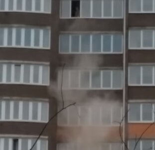 У Львові знахабнілі будівельники поливають перехожих "дощем" зі сміття - обережно, летить на голову