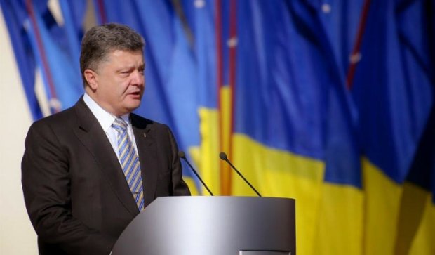 95% українців пишаються своїм прапором – Порошенко