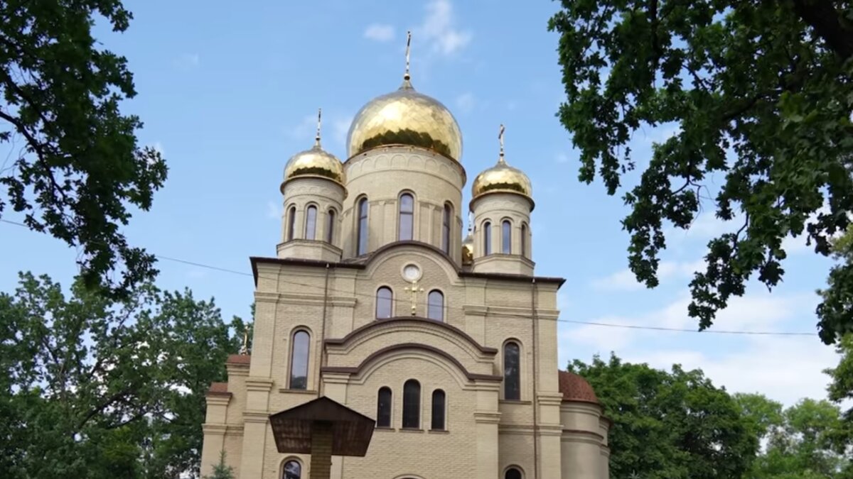 Священники УПЦ МП, убегая из храма, пытались срезать колокола и украли даже  котел: 