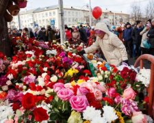 Іграшки в руках і сльози в очах: в Росії прощаються з жертвами кемеровської трагедії