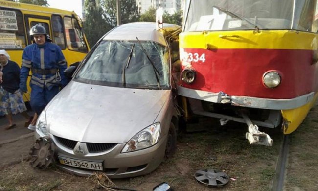 В Одесі трамвай збив легкову автівку (фото)