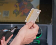 Банковская карта в руках: минимальная зарплата в Украине