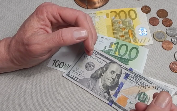 Долари та євро. Фото: скрін youtube