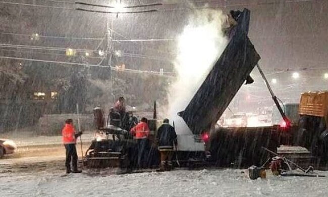 Дорожники кладут асфальт в снегопад, "Украина в шоке"