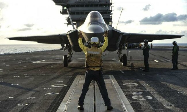 Літаки почнуть запускати за допомогою катапульти