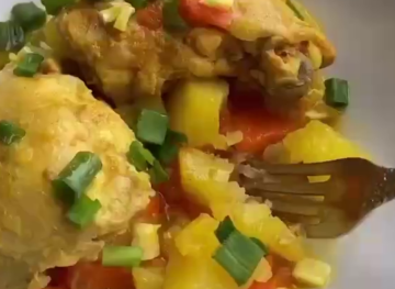 Печеня з курячими стегнами та картоплею, кадр з відео