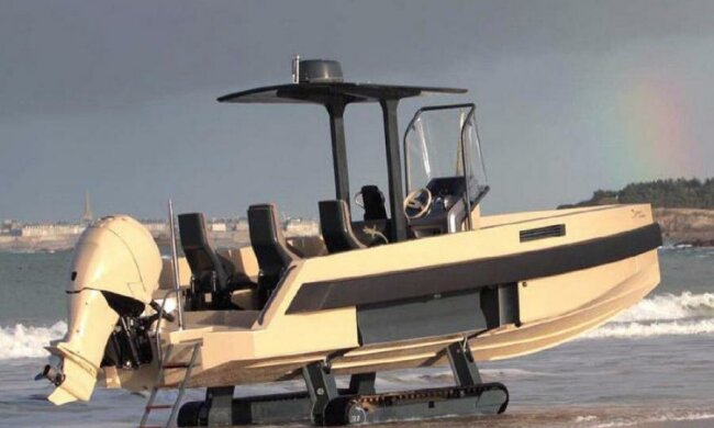 Човен схрестили з танком, і ось що з цього вийшло: фото