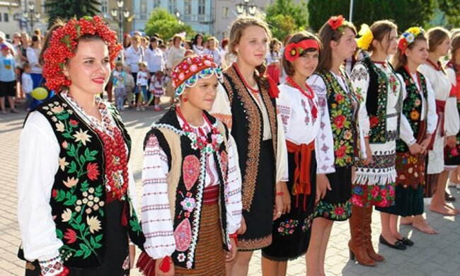 Праздник вышиванки на Галичине ко Дню независимости (фото)