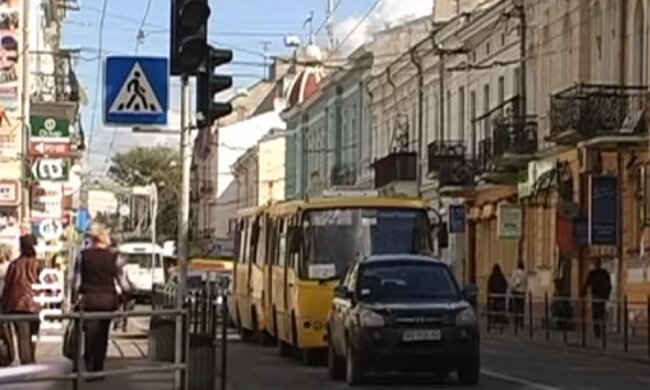 У Тернополі п'яну компанію засікли за ганебним заняттям - робили це голими з телефоном