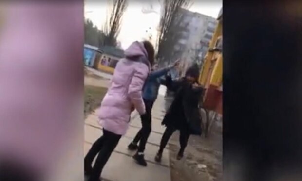 В Киеве несовершеннолетние сняли на видео жестокую расправу над школьницей и слили в сеть