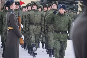 Российские солдаты косят под Барби (ВИДЕО)