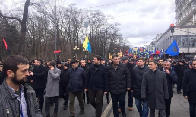Митингующие вручили власти "черную метку"