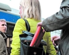 В Киеве мужчина дал жесткий отпор ворам (видео)