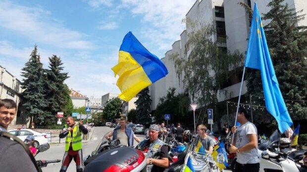 Тернопіль заполонили брутальнi красенi на байках, рев моторів розбудив місто - заради України