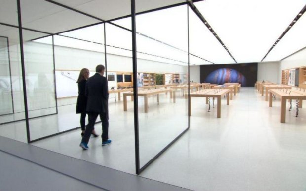 Магазин Apple в огне: что происходит