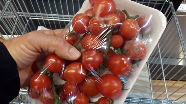 Украинцам предлагают сгнившие продукты по уценке - помидоры с плесенью по 13 грн: "Бабуля купит да салатик сделает"