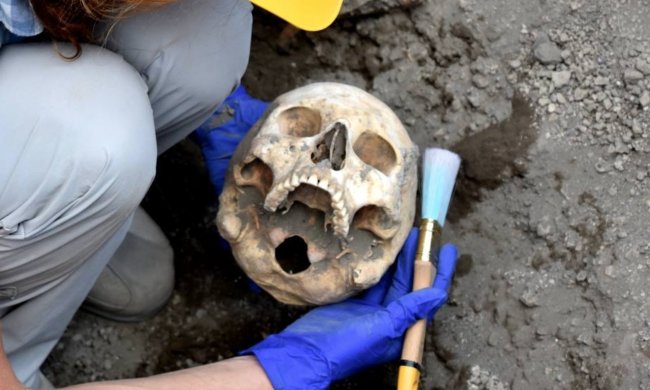 Ученые наткнулись на жуткое кладбище с неправильными могилами: головы отделены от туловища и помещены между ног
