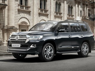 автомобиль Toyota Land Cruiser 200, фото из свободных источников