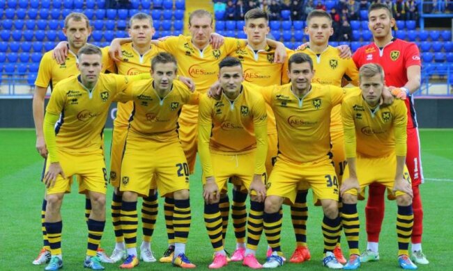 Вся футбольна команда зробила пропозицію одній дівчині: яку відповідь дала щасливиця, фото