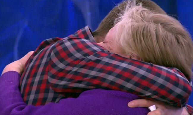 Обійми матері та сина, кадр з відео