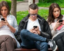 Збереже нерви та життя: що необхідно видалити зі смартфону вже зараз