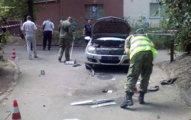 Мощный взрыв уничтожил сразу два автомобиля одной киевской семьи