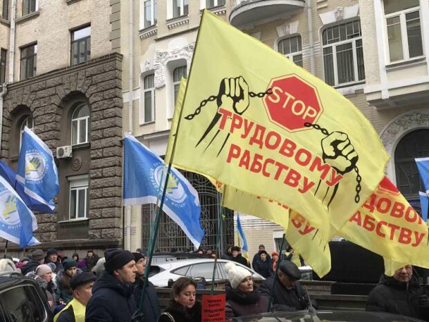 "Милованова геть": разгневанные работники штурмуют Верховную Раду