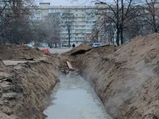 У Києві комунальники залишили після ремонту глибоку яму з водою, фото: соціальні мережі