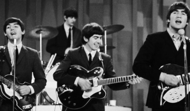 На аукционе продали первый контракт Beatles