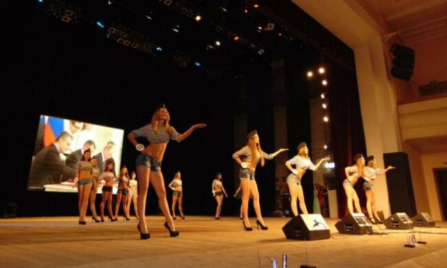 Красуні фейкової "ЛНР" похизувались принадами на тлі Путіна