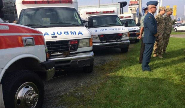 Канадцы передали украинским госпиталям четыре кареты скорой помощи 